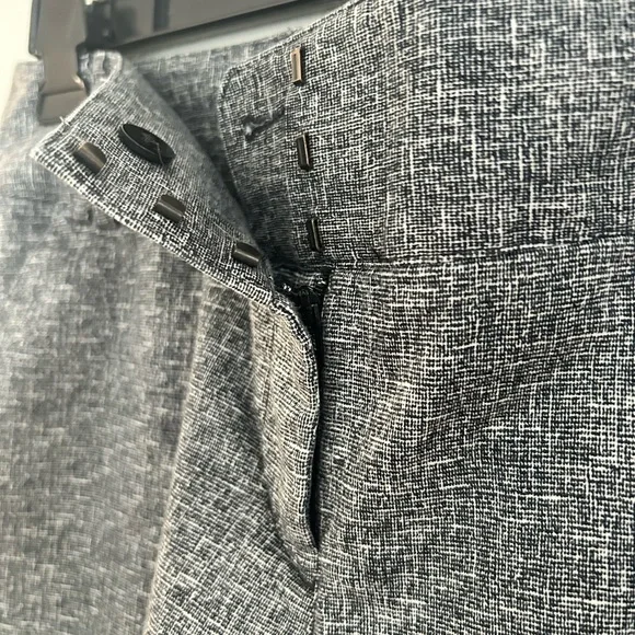 Express Black White Textured Cuffed Dress Shorts Size 6 - Picture 8 of 9